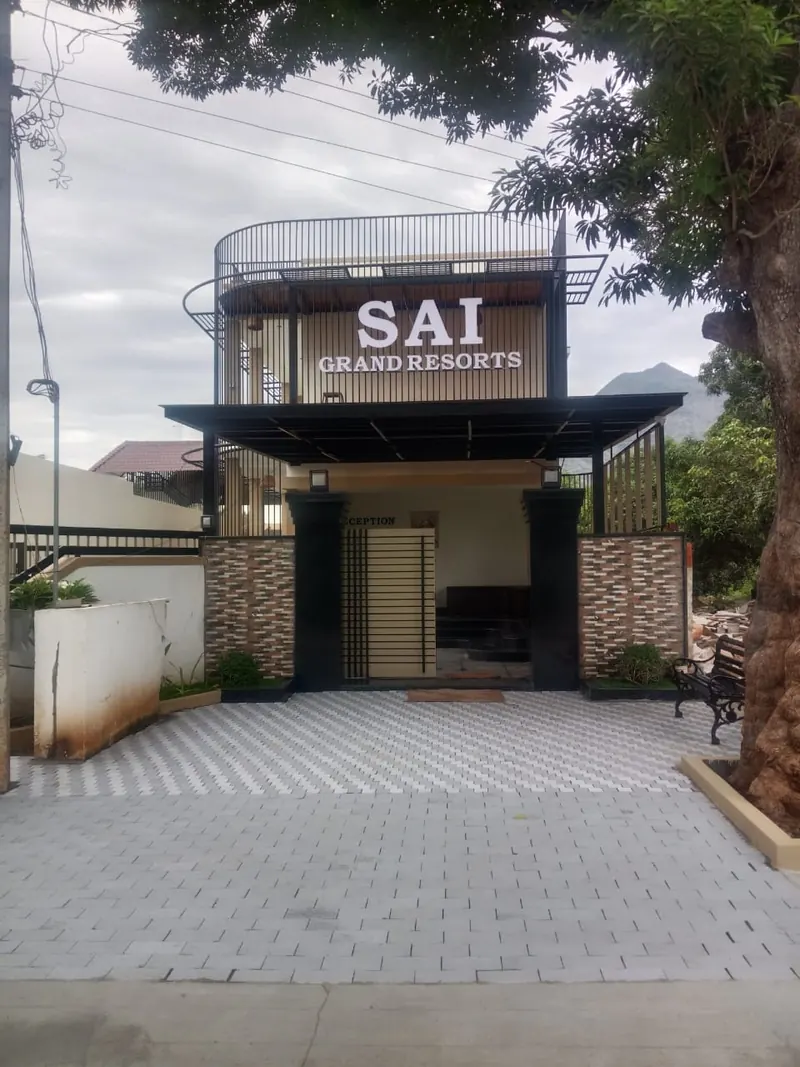 Entrance and reception block of Sai Grand Resorts with the hills behind, Kumbakarai